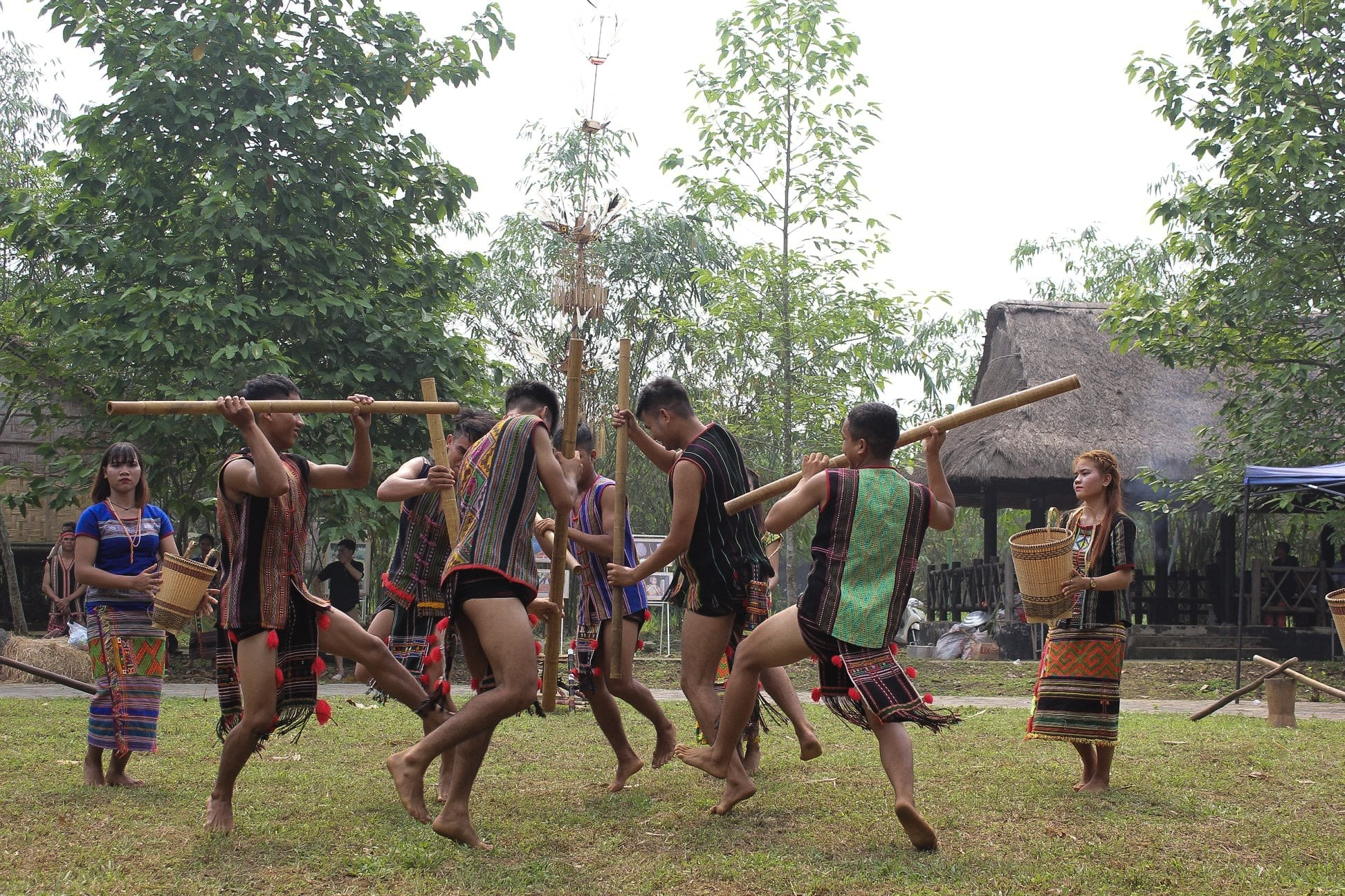S’tieng men and women in traditional costumes | Source: Vietnam National Village for Ethnic Culture and Tourism