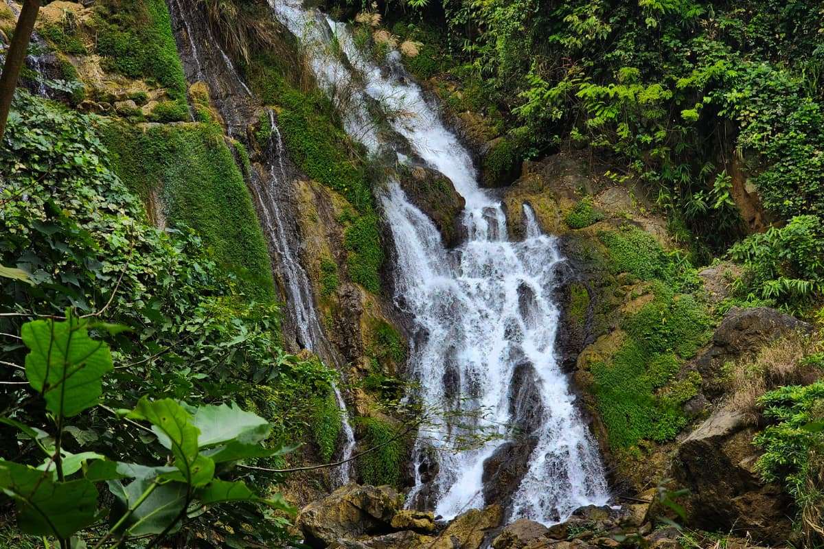 Wild swimming in Tat Nang waterfall - Mai Chau